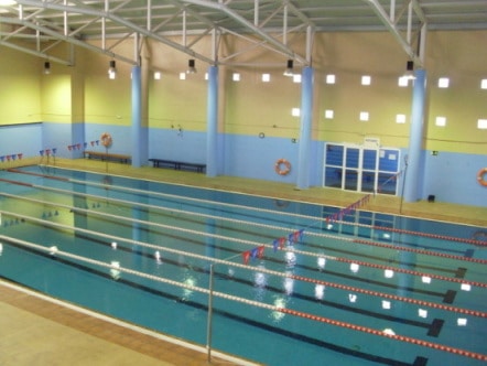 Piscina e área esportiva, junto à Área de autocaravanas de Mérida