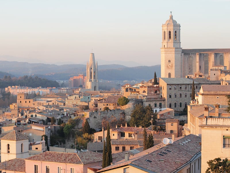 Lernen Sie Girona kennen. Planen Sie Ihre Reise und übernachten Sie auf dem nächstgelegenen Campingplatz oder in der Nähe
