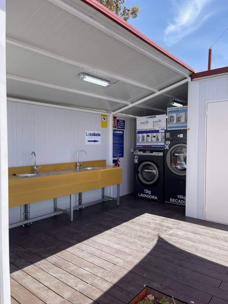 Aire de lavage dans les camping-cars à Alcalá Camper Park, Alcalá la Real, Jaén