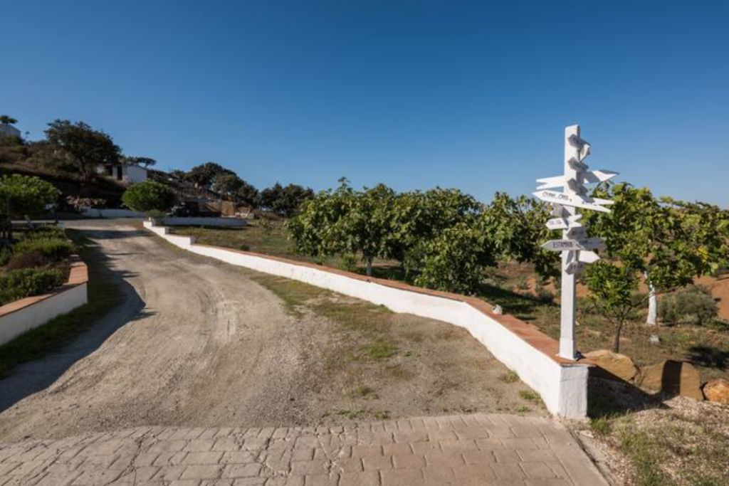 Área Autocaravanas Privada Finca Colores, Casabarmeja, Málaga