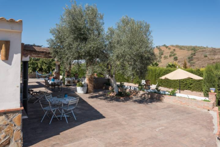 Zona de descanso y estancia para campers y caravanas en Área Autocaravanas Privada Finca Colores, Casabarmeja, Málaga