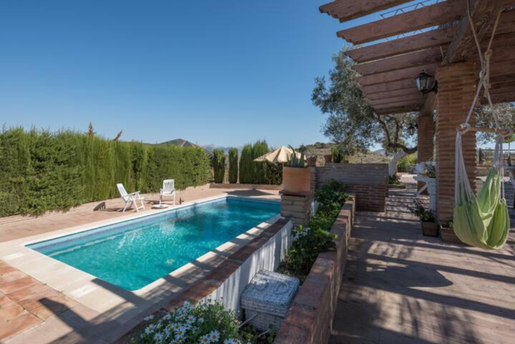 Área Autocaravanas Privada con piscina en Finca Colores, Casabarmeja, Málaga