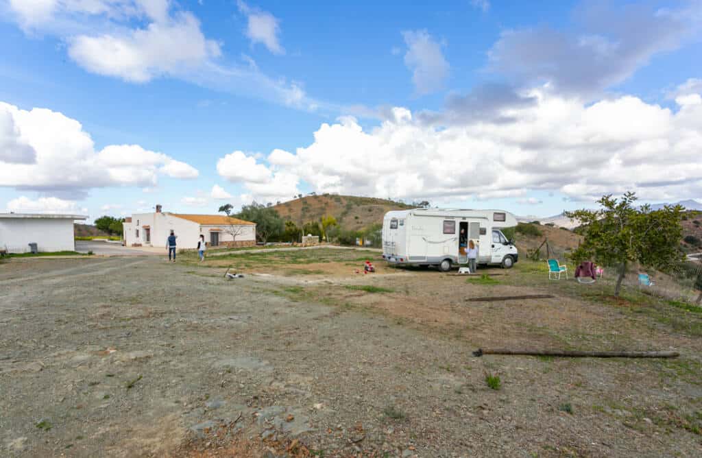 Zona de descanso y estancia para campers y caravanas en Área Autocaravanas Privada Finca Colores, Casabermeja, Málaga