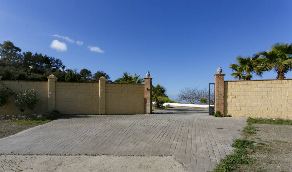 Entrada en Área Autocaravanas Privada Finca Colores, Casabermeja, Málaga