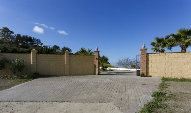 Entrada en Área Autocaravanas Privada Finca Colores, Casabermeja, Málaga