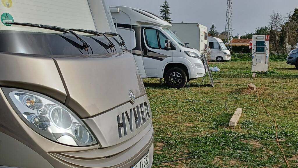 Wohnmobilstellplatz mit Stromanschluss im Camper Park Sanlúcar, Sanlúcar de Barrameda, Cádiz