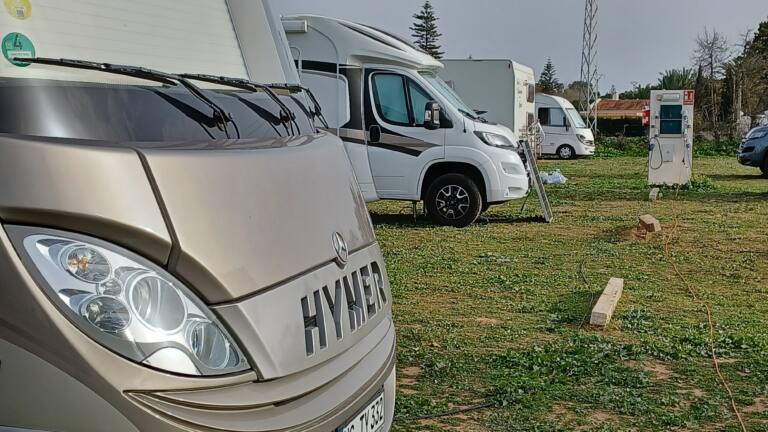 Wohnmobilstellplatz mit Stromanschluss im Camper Park Sanlúcar, Sanlúcar de Barrameda, Cádiz