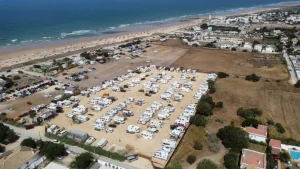 Is it possible to spend the night in a motorhome area in El Palmar?