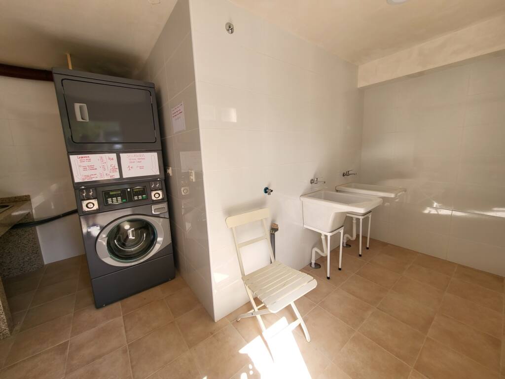 Aire pour camping-cars avec lave-linge et sèche-linge dans le camping-car Albox, Albox, Almería