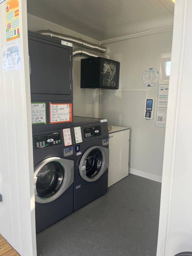 Bereich für Wohnmobile mit Waschmaschine und Trockner im Wohnmobil Bellavista, Granada