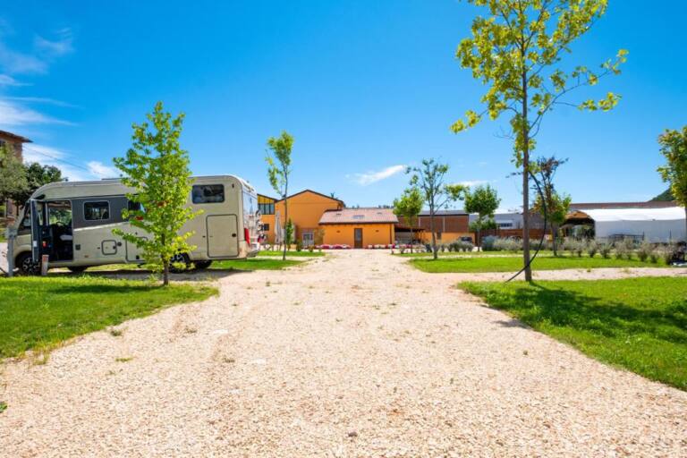 Aire de camping-car et camping-car Agricampeggio Le Corniole, Costemano Sul Garda, Vérone, Italie
