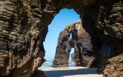 Why can't you miss Las Catedrales de Ribadeo beach?