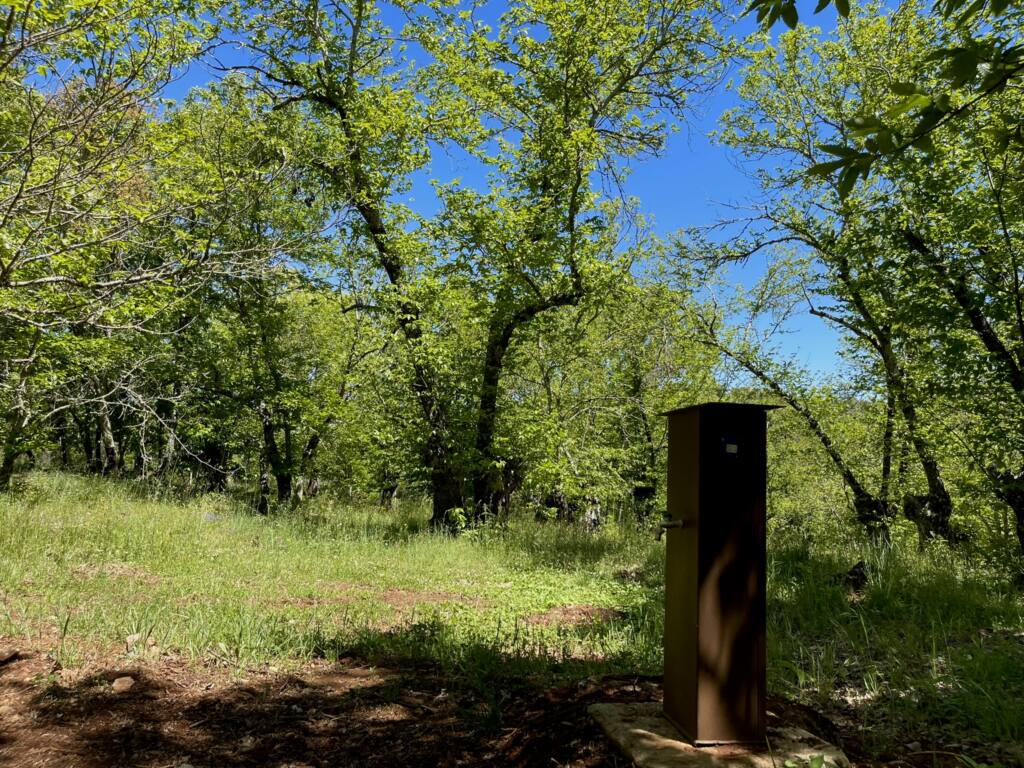 Espaço para autocaravanas com fonte em Camping, El Madroñal, Sierra de Aracena, Huelva