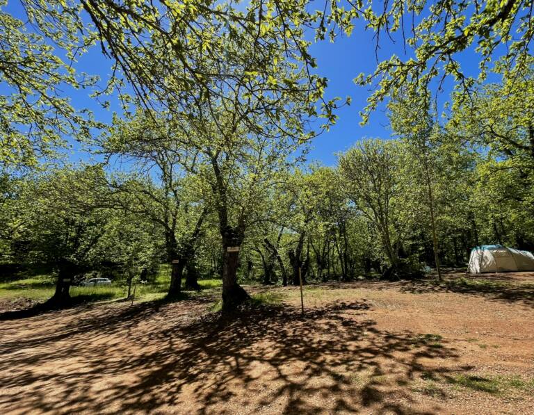 Zona de descanso para autocaravanas e camping em El Madroñal, Sierra de Aracena, Huelva