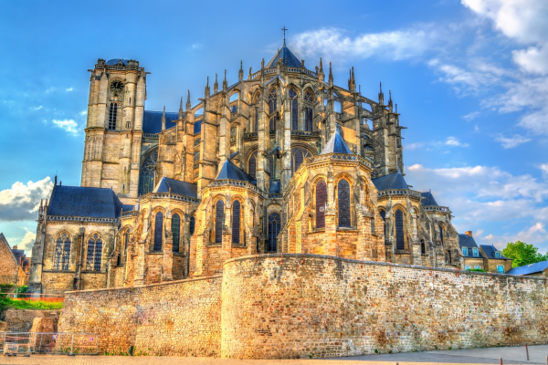 Walking through the city of Le Mans