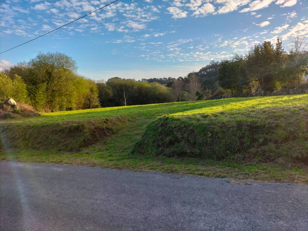 Platz für Wohnmobile mit Eingang im Parkplatz Agrosin, Muros, La Coruña